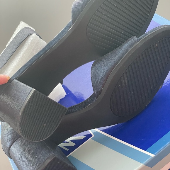 White Mountain Satin Sandals in 7 1/2 - Picture 6 of 11